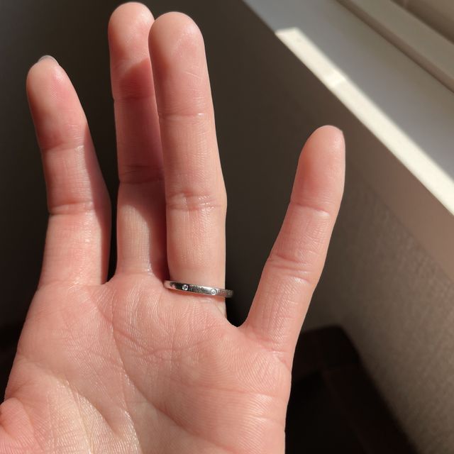 【カルティエ(Cartier)の口コミ】 まず、つけた時に突っかかりがなく、疲れないこと。
指輪の厚さがあまりな…