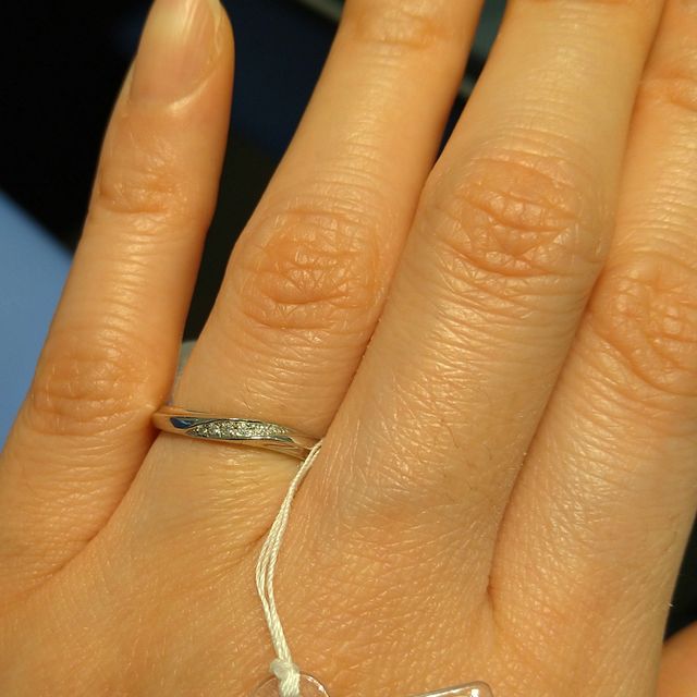 【銀座ダイヤモンドシライシの口コミ】 一枚目で着用しているダイヤ3石の指輪は幅も2.5ミリあるので華奢すぎずゴ…