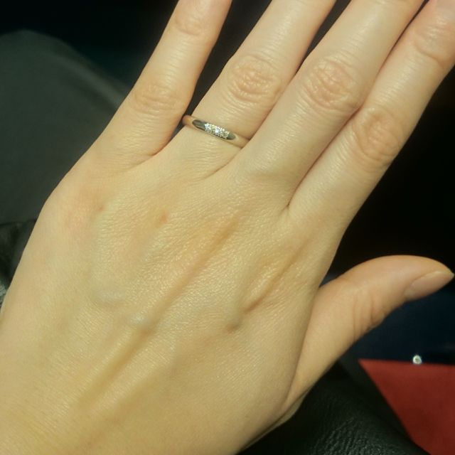 【銀座ダイヤモンドシライシの口コミ】 一枚目で着用しているダイヤ3石の指輪は幅も2.5ミリあるので華奢すぎずゴ…