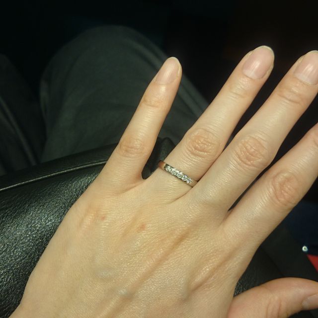 【銀座ダイヤモンドシライシの口コミ】 一枚目で着用しているダイヤ3石の指輪は幅も2.5ミリあるので華奢すぎずゴ…