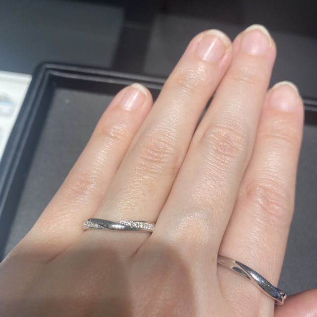 【銀座ダイヤモンドシライシの口コミ】 最初はダイヤモンドがついていないものを探していたのですが、試着をして…