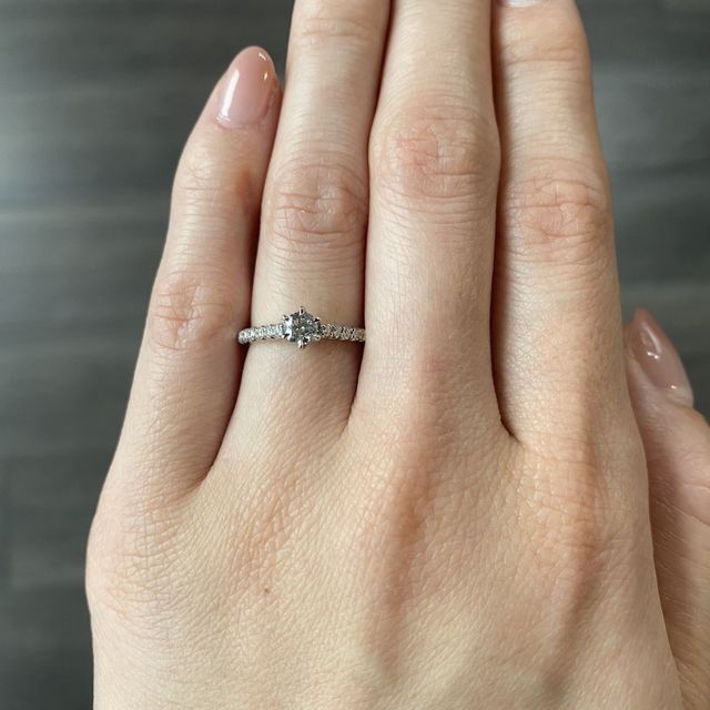 【銀座ダイヤモンドシライシの口コミ】 デザインが大変気に入った。メレダイヤがあるのでシンプル過ぎず、華やか…