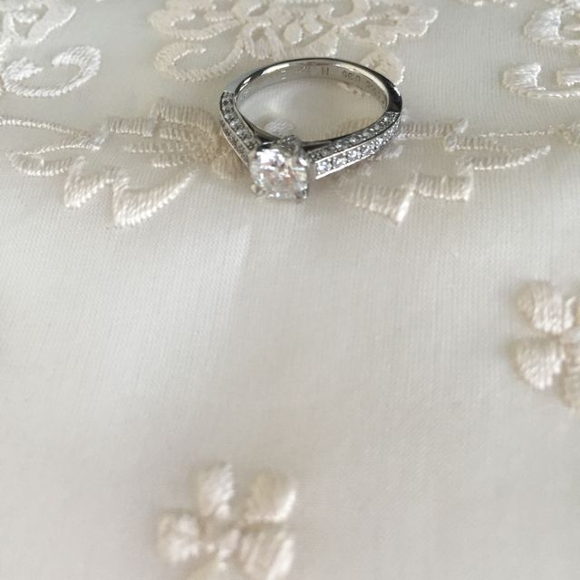 【ギンザタナカブライダル(GINZA TANAKA BRIDAL)の口コミ】 主人とともに見に行き、両サイドにもダイヤが入っているデザインが希望で…