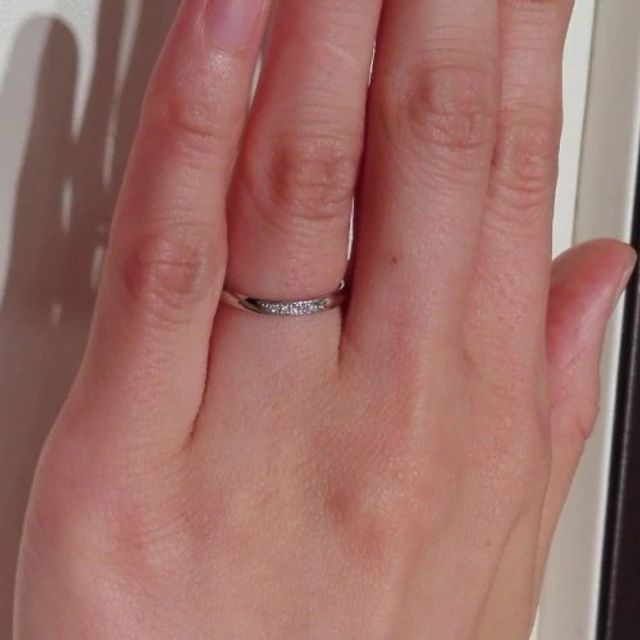 【俄(にわか)の口コミ】 雪景色をイメージしてデザインされたリングであり上品で落ち着いた印象が…