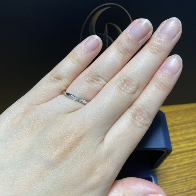 【銀座ダイヤモンドシライシの口コミ】 シンプルなリングとハーフエタニティと悩んでいましたが、実際に着けてみ…