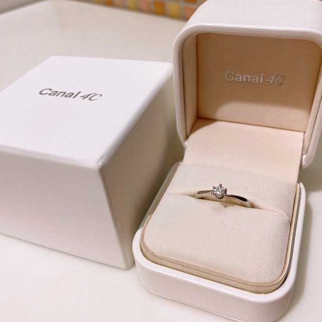 【canal4℃(カナルヨンドシー)の口コミ】 婚約指輪は、夫からサプライズで貰いました。
箱を開けた瞬間小さすぎず大…
