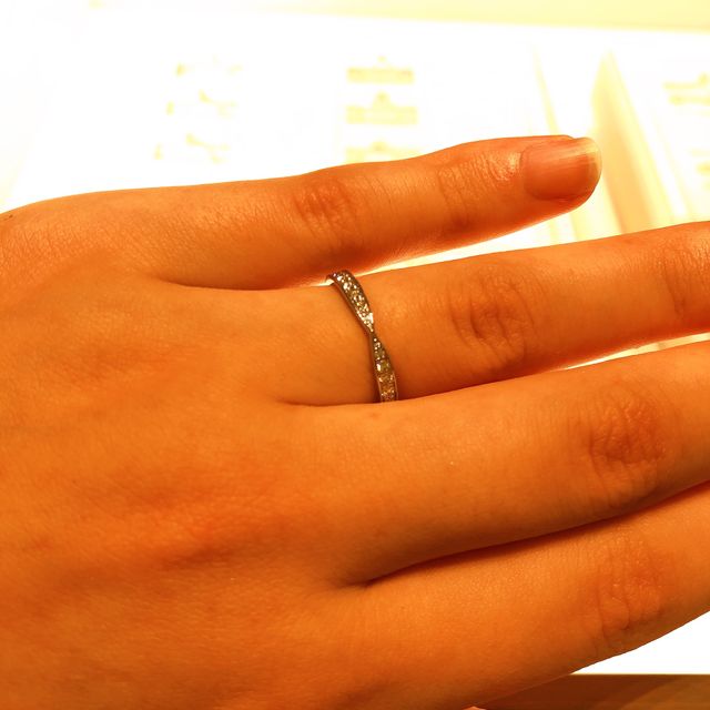 【ティファニー(Tiffany & Co.)の口コミ】 細かいダイヤが敷かれ、キラキラ光る可愛いデザインです。真ん中部分が凹…