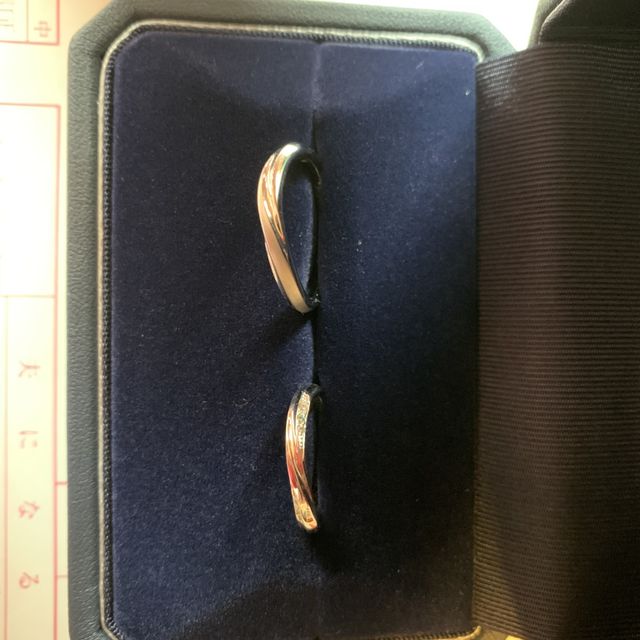 【銀座ダイヤモンドシライシの口コミ】 ねじれデザインの指輪を探しており、何店舗か見てみましたが、こちらの指…