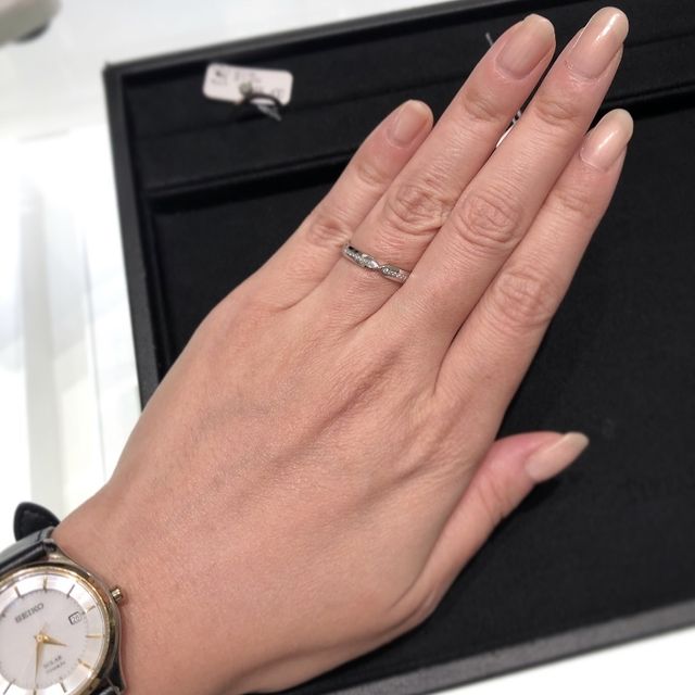 【ティファニー(Tiffany & Co.)の口コミ】 V型のディテールのあるバンドリングにダイヤモンドが一周ぐるりとセッティ…