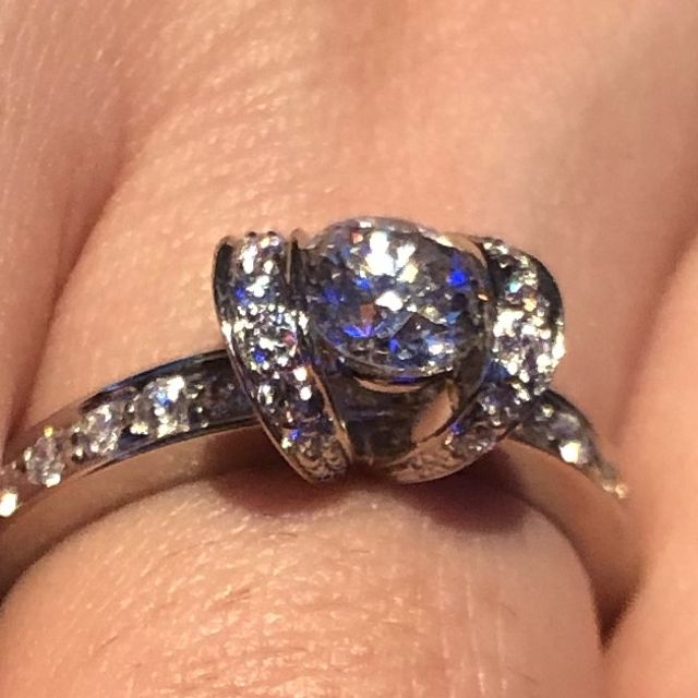 【ティファニー(Tiffany & Co.)の口コミ】 デザインが上品でかわいいの一言に尽きます。よくある一粒タイプのデザイ…