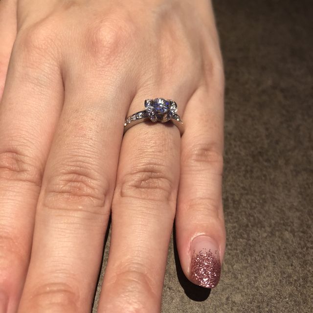 【ティファニー(Tiffany & Co.)の口コミ】 デザインが上品でかわいいの一言に尽きます。よくある一粒タイプのデザイ…