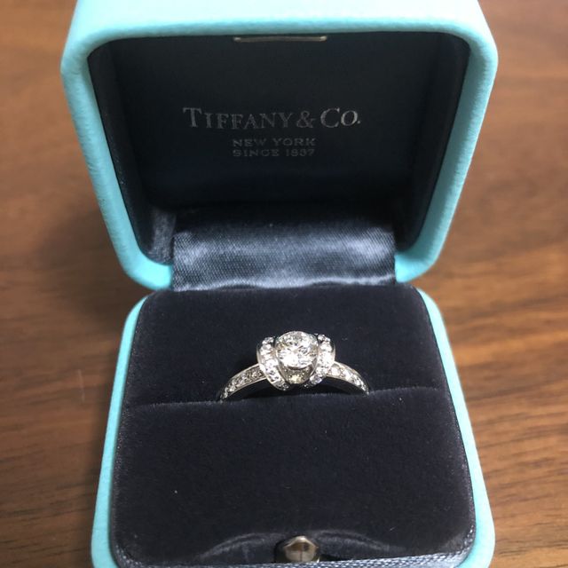 【ティファニー(Tiffany & Co.)の口コミ】 デザインが上品でかわいいの一言に尽きます。よくある一粒タイプのデザイ…