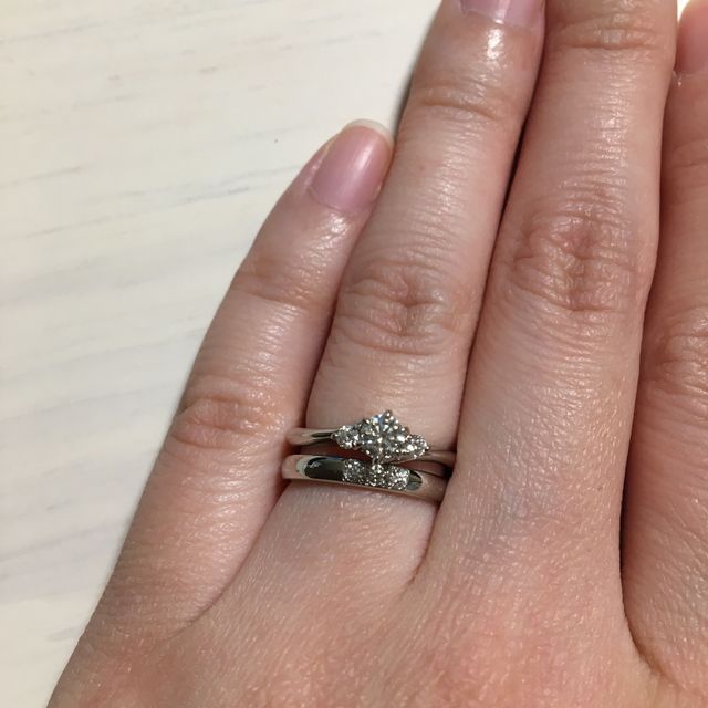 【エクセルコダイヤモンド(EXELCO DIAMOND)の口コミ】 結婚指輪と重ね付けを考えていたのですが、まずは婚約指輪単体で似合うも…