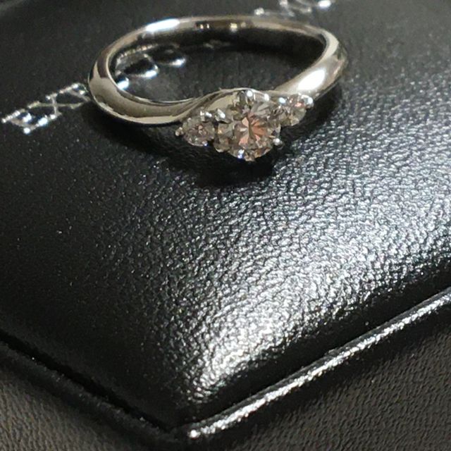 【エクセルコダイヤモンド(EXELCO DIAMOND)の口コミ】 結婚指輪と重ね付けを考えていたのですが、まずは婚約指輪単体で似合うも…