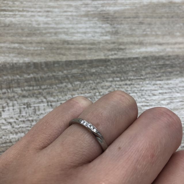 【4℃ BRIDAL(ヨンドシーブライダル)の口コミ】 デザインも可愛く、お値段も想定内でしたので即決しました！！ダイヤが5つ…