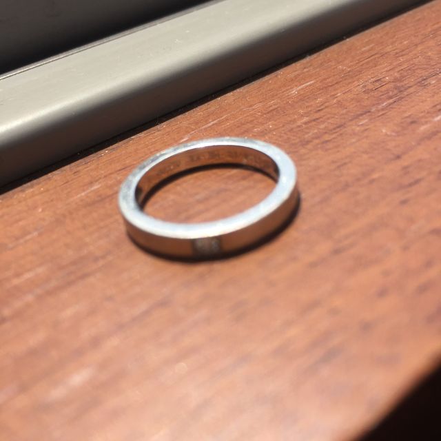 【ブルガリ(BVLGARI)の口コミ】 真ん中にダイヤモンドが埋め込まれていてそれが上品で、又光に当たるとキ…