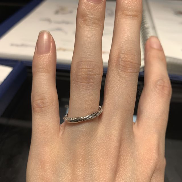 【銀座ダイヤモンドシライシの口コミ】 ダイヤが左右に付いているので、高級感を感じます。しかし多過ぎずシンプ…