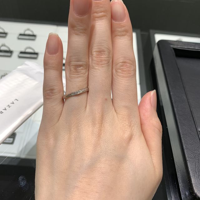 【ラザール ダイヤモンド(LAZARE DIAMOND)の口コミ】 ダイヤがとにかく綺麗でした。真ん中にたくさんついていて、高級感があり…