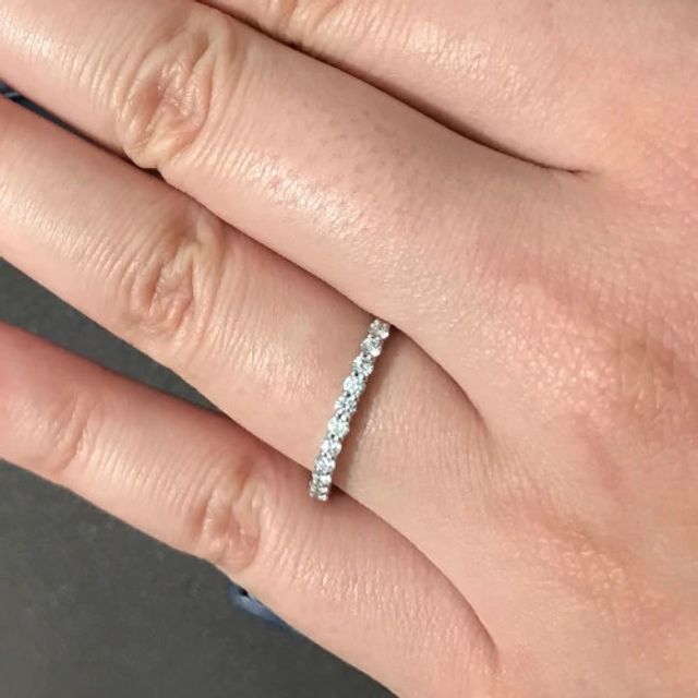 【ROYAL ASSCHER(ロイヤル・アッシャー)の口コミ】 ダイヤモンドの品質が輝きや印象を左右するエタニティタイプのリングであ…