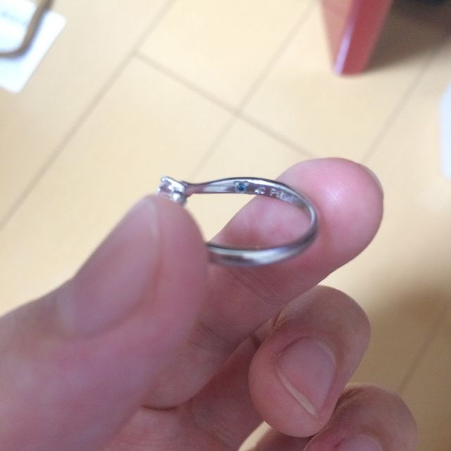 【4℃ BRIDAL(ヨンドシーブライダル)の口コミ】 指が綺麗に見えるようにまっすぐではなくS字の指輪が欲しくて、さらにディ…