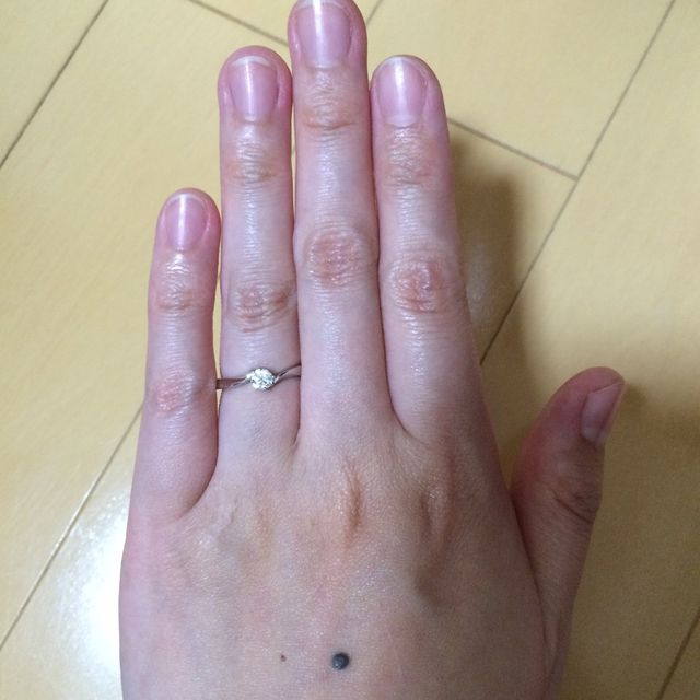 【4℃ BRIDAL(ヨンドシーブライダル)の口コミ】 指が綺麗に見えるようにまっすぐではなくS字の指輪が欲しくて、さらにディ…