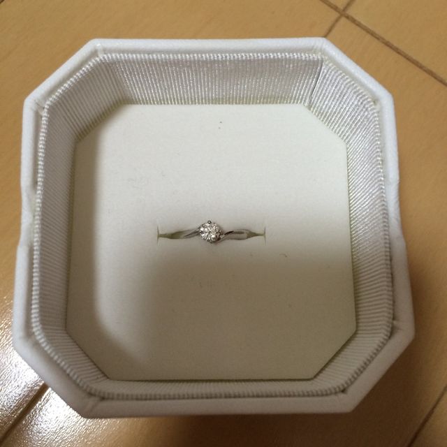 【4℃ BRIDAL(ヨンドシーブライダル)の口コミ】 指が綺麗に見えるようにまっすぐではなくS字の指輪が欲しくて、さらにディ…