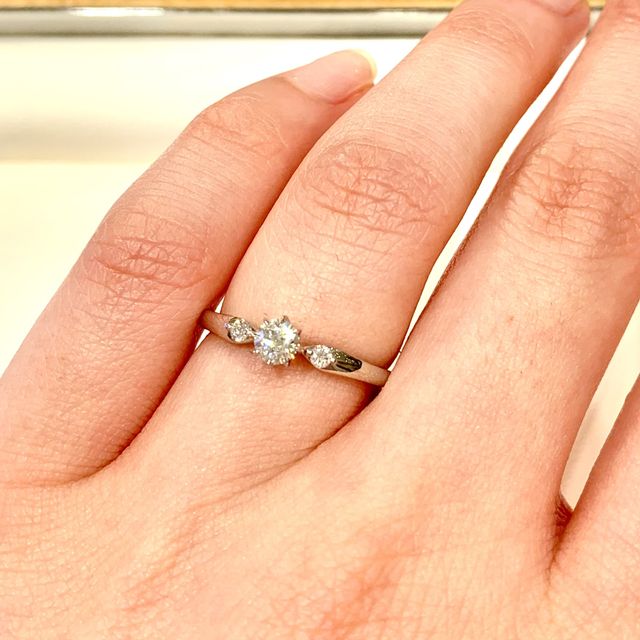 【STAR JEWELRY(スタージュエリー)の口コミ】 アームがセンターに向かって細くなるデザインで、かつ脇にメレダイヤが付…