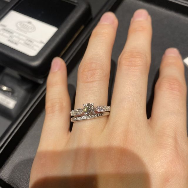 【エクセルコダイヤモンド(EXELCO DIAMOND)の口コミ】 婚約指輪は太さがありより重厚感を感じられるデザインでした。また、サイ…