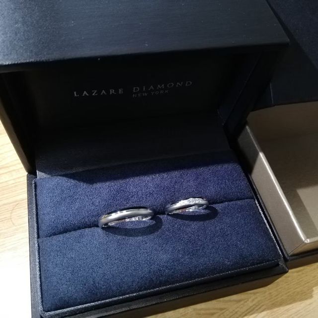 【ラザール ダイヤモンド(LAZARE DIAMOND)の口コミ】 この指輪は半分がマット加工になっており、他の指輪とは違う・周りとは被…