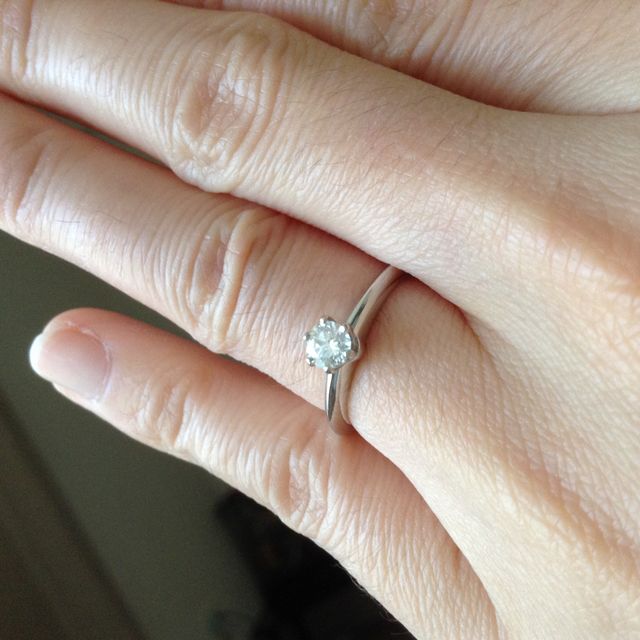 【ティファニー(Tiffany & Co.)の口コミ】 主人のサプライズプロポーズだったので私が選んだ訳では無いのですが、婚…