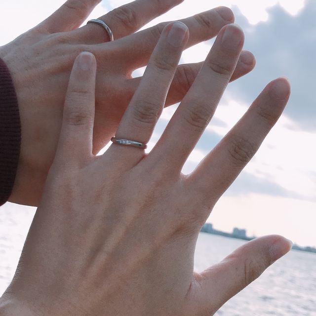 【銀座ダイヤモンドシライシの口コミ】 指輪のデザインが細く繊細でシンプルで飽きがこなさそうだったこと。
地金…