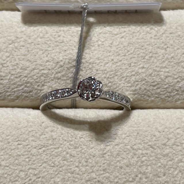 【TRECENTI(トレセンテ)の口コミ】 トレセンテのブランドマークである、花柄デザインがとても可愛いくて、華…