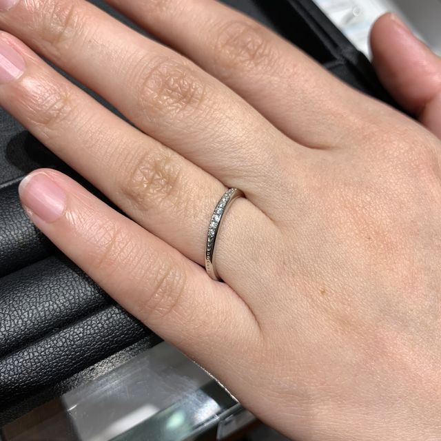 【銀座ダイヤモンドシライシの口コミ】 奥さんができるだけ指がきれいに見える指輪が良いと言うことで、店員さん…