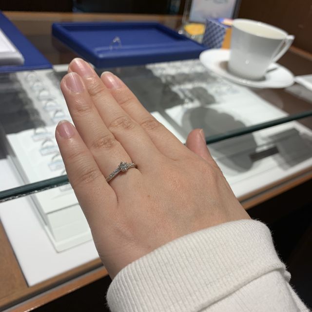 【銀座ダイヤモンドシライシの口コミ】 奥さんができるだけ指がきれいに見える指輪が良いと言うことで、店員さん…