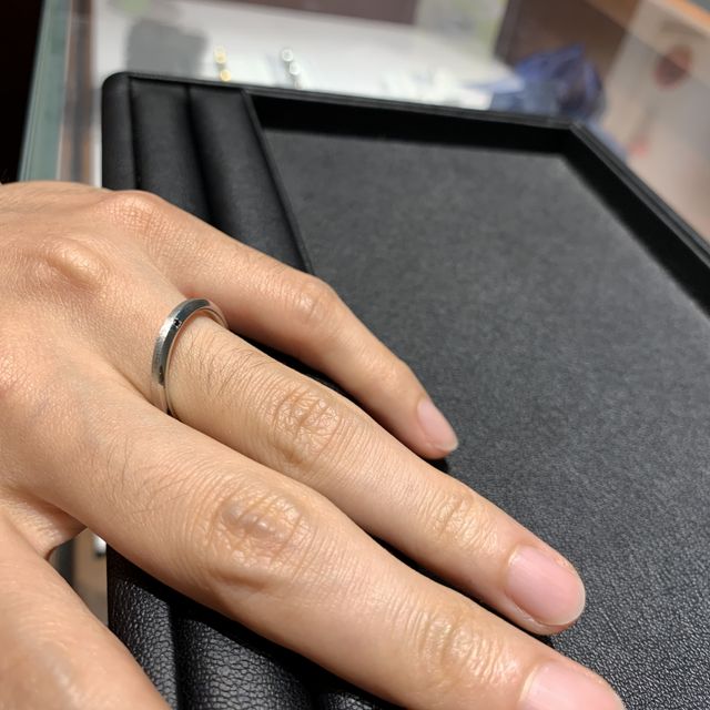 【銀座ダイヤモンドシライシの口コミ】 奥さんができるだけ指がきれいに見える指輪が良いと言うことで、店員さん…