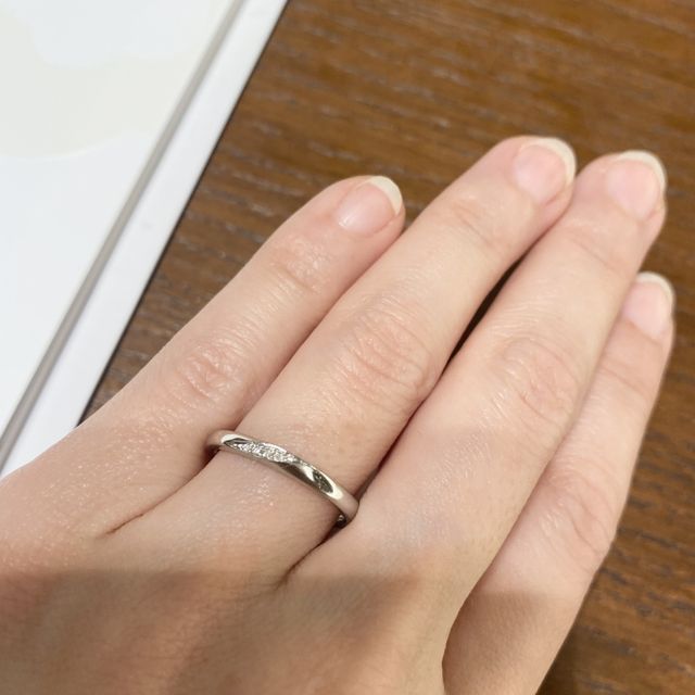 【TRECENTI(トレセンテ)の口コミ】 ストレートタイプの指輪ですが、流れるようにダイヤがあしらってあります…