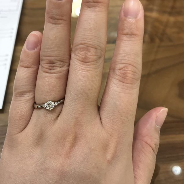 【4℃ BRIDAL(ヨンドシーブライダル)の口コミ】 3石のダイヤがあって、ダイヤの左右が少し捻れているデザインが欲しかった…