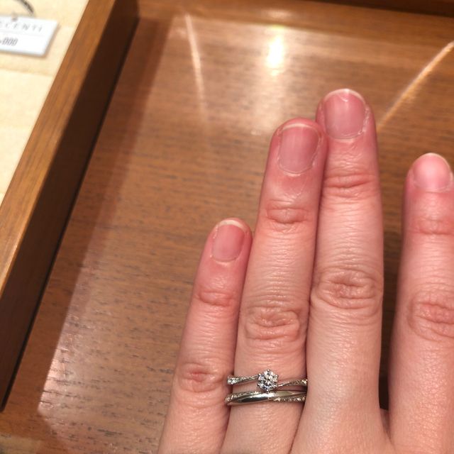 【TRECENTI(トレセンテ)の口コミ】 婚約指輪は、中央ダイヤが目立つもので、横にメレが流れてるもので探して…