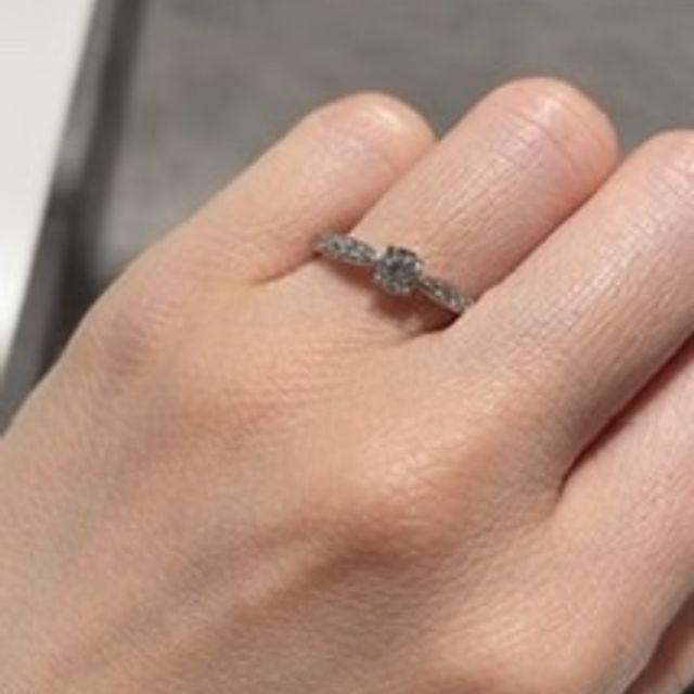 【ティファニー(Tiffany & Co.)の口コミ】 センターのダイヤモンドに向けて細くなっているオシャレなデザインです。
…