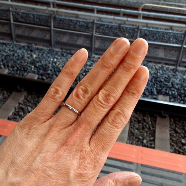 【4℃ BRIDAL(ヨンドシーブライダル)の口コミ】 普段、邪魔にならないようシンプルで細目のデザインを選びました(*´…