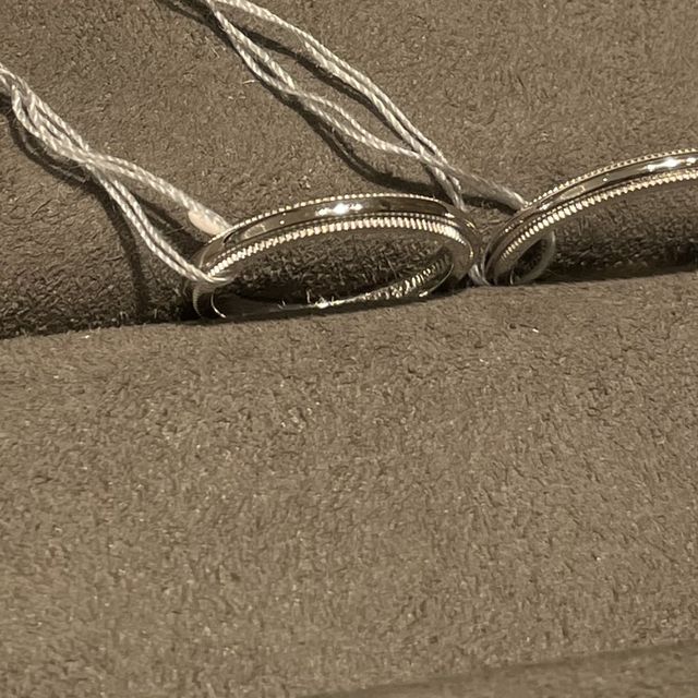 【ティファニー(Tiffany & Co.)の口コミ】 ミル打ちの、とてもシンプルなデザインの指輪です。
年齢を重ねても、シン…