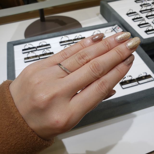 【ラザール ダイヤモンド(LAZARE DIAMOND)の口コミ】 ダイヤモンドが虹色に輝いていてとても綺麗でした。デザインも緩めのU字型…