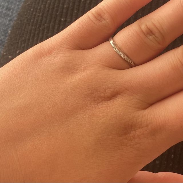 【festaria bijou SOPHIA(フェスタリア ビジュソフィア)の口コミ】 婚約指輪にあうでデザインのものにしました。
日常使いできるようにあまり…