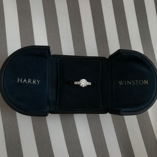 【ハリー・ウィンストン(Harry Winston)の口コミ】 彼からのプロポーズの際にサプライズで婚約指輪をいただきました。

婚約…