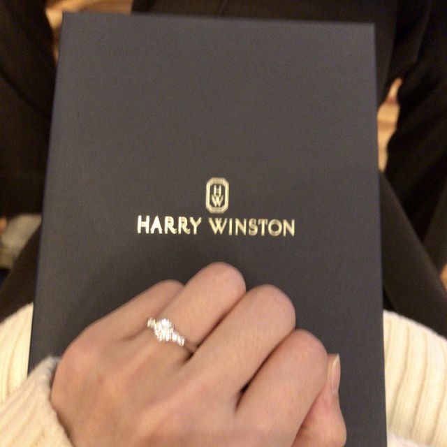 【ハリー・ウィンストン(Harry Winston)の口コミ】 彼からのプロポーズの際にサプライズで婚約指輪をいただきました。

婚約…