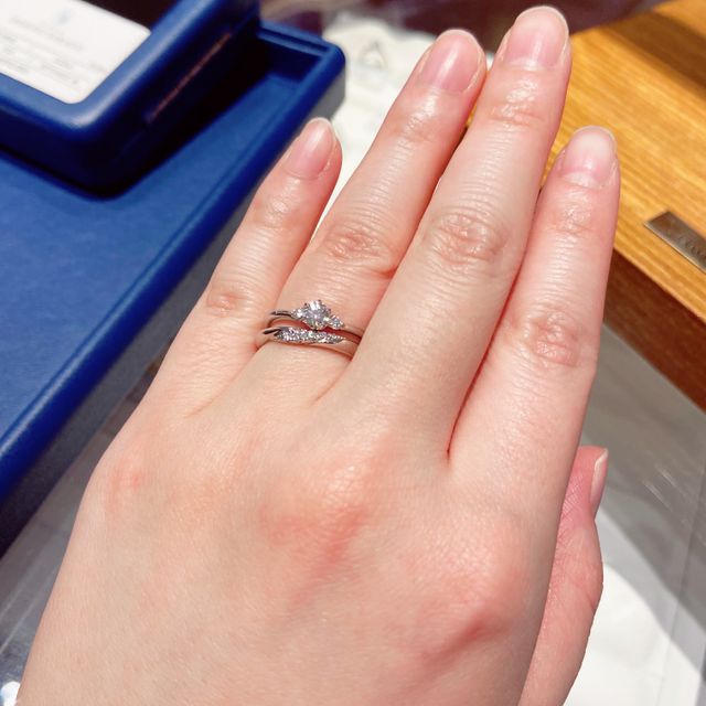 【銀座ダイヤモンドシライシの口コミ】 マリッジリングは斜めのラインが入ったストレートタイプのものを探してい…