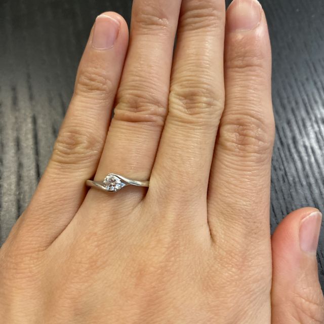 【俄(にわか)の口コミ】 ザ婚約指輪というデザインより、長く普段にも使えるような婚約指輪を探し…