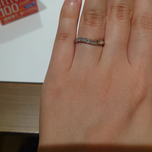 【ラザール ダイヤモンド(LAZARE DIAMOND)の口コミ】 しっかりした作りの指輪なのでゴツめ指輪でも似合いそう。細い指でもちょ…