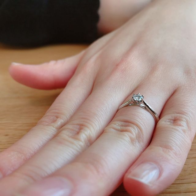 【銀座ダイヤモンドシライシの口コミ】 もっとシンプルなものと迷っていましたが、上からはもちろん、横から見た…