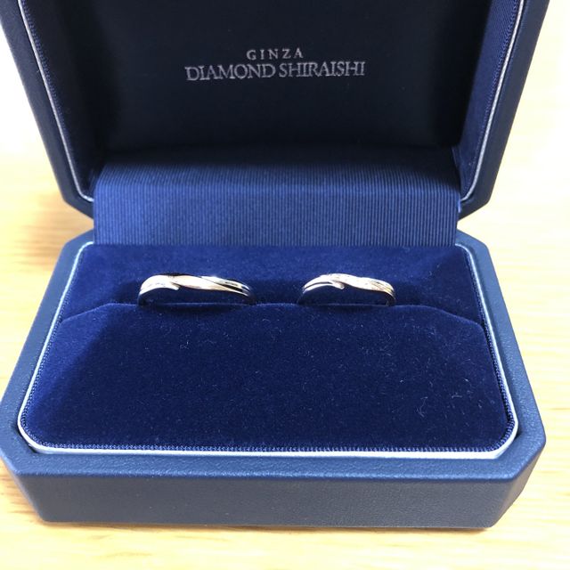 【銀座ダイヤモンドシライシの口コミ】 ウェーブデザイン・ピンクゴールドとプラチナの2色使いになっているペアの…